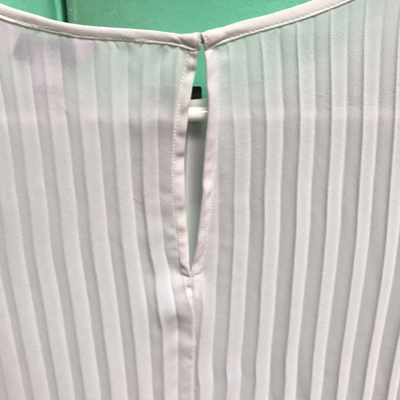 NWT Express Pleated Bell Sleeve Blouse - Picture 3 of 4